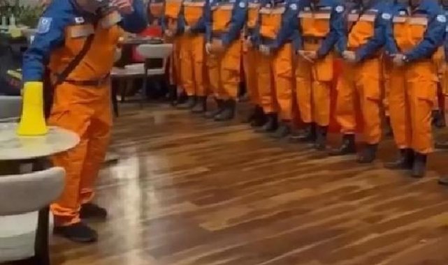 Japon arama kurtarma ekibinden saygı duruşu