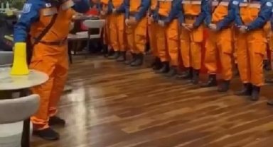 Japon arama kurtarma ekibinden saygı duruşu