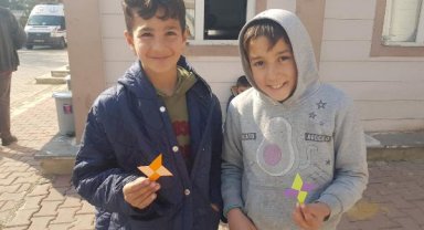 Japon ekip moral vermek için depremzede çocuklara origami öğretiyor