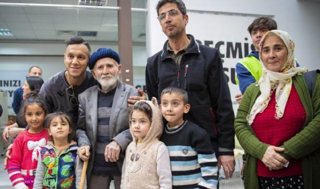 Josef de Souza Mersin'de depremzedelere moral verdi