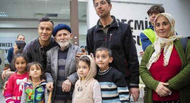 Josef de Souza Mersin'de depremzedelere moral verdi