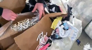 Kaçak sigaraları, atık cerrahi maskelerin arasına gizlemiş