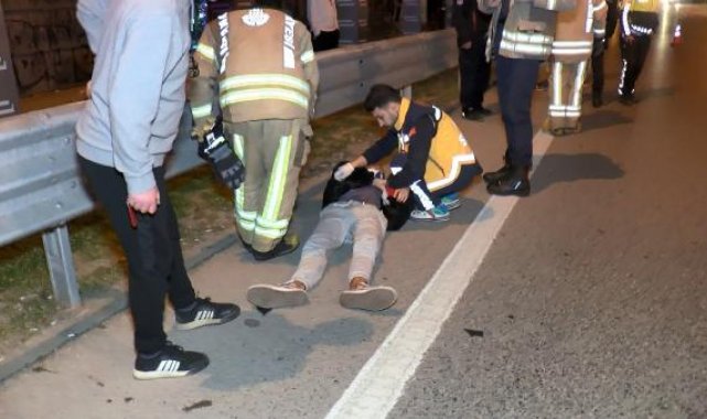 Kadıköy'de otomobil bariyere saplandı; 3 kişi yaralandı