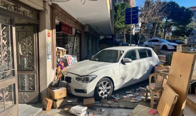 Kadıköy'de otomobil bina bahçesine düştü