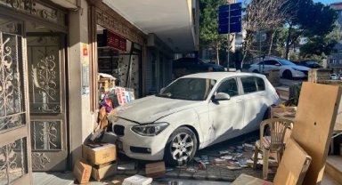 Kadıköy'de otomobil bina bahçesine düştü