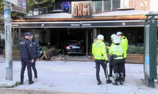 Kadıköy'de otomobil restorana girdi, sürücü yaralandı