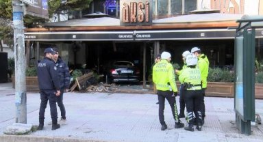 Kadıköy'de otomobil restorana girdi, sürücü yaralandı