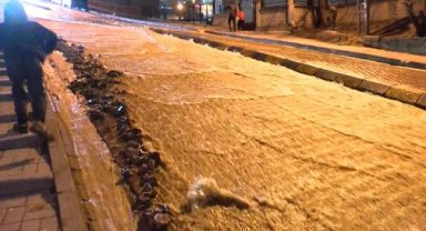 Kağıthane'de İSKİ'nin ana su hattı patladı; evler göle, yollar dereye döndü