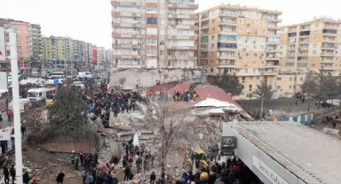 Kahramanmaraş merkezli 7.4 büyüklüğünde deprem; 5 bölge sallandı, çok sayıda ilde yıkım var