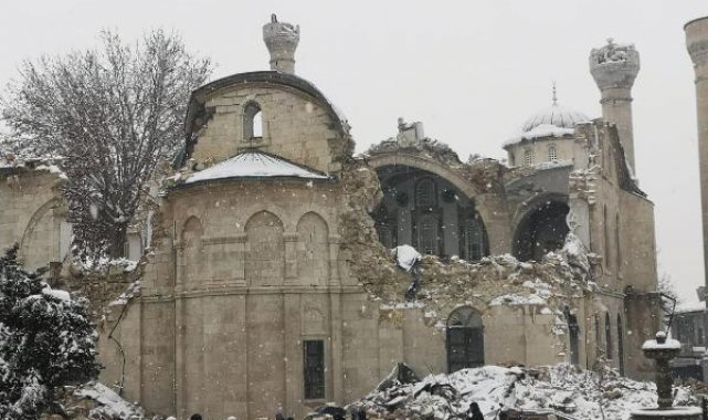 Kahramanmaraş merkezli 7.4 büyüklüğünde deprem; 5 bölge sallandı, çok sayıda ilde yıkım var
