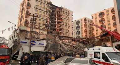 Kahramanmaraş merkezli 7.4 büyüklüğünde deprem; 5 bölge sallandı, çok sayıda ilde yıkım var