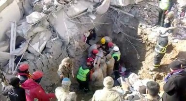 Kahramanmaraş'ta 55'inci saatte, 1'i çocuk, 3 kişi kurtarıldı