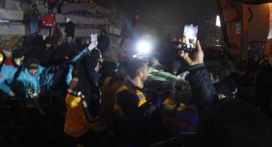 Kahramanmaraş'ta 7.7 ve 7.6 büyüklüğünde 2 deprem; 5 bölge sallandı, çok sayıda ilde yıkım var