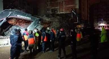 Kahramanmaraş'ta 7.7 ve 7.6 büyüklüğünde 2 deprem; 5 bölge sallandı, çok sayıda ilde yıkım var