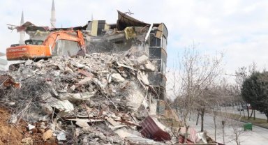 Kahramanmaraş'ta acil yıkım kararı alınan binalarda kontrollü yıkım başladı