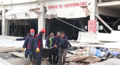 Kahramanmaraş'ta ağır hasarlı fabrikaya giren işçiler, enkaz altında kaldı: 1 ölü, 4 yaralı