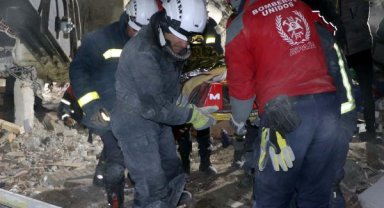 Kahramanmaraş'ta Berivan, 62 saat sonra enkazdan yaralı çıkarıldı