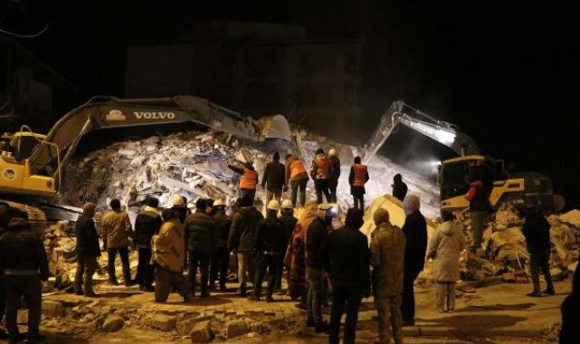 Kahramanmaraş'ta depremzedeler, geceyi ateş başında ve çadırda geçirdi