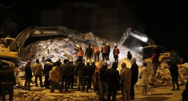 Kahramanmaraş'ta depremzedeler, geceyi ateş başında ve çadırda geçirdi