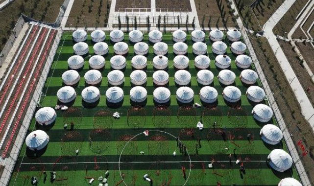 Kahramanmaraş'ta depremzedeler için geleneksel Kırgız çadırları kuruluyor