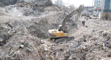 Kahramanmaraş'ta enkaz kaldırma çalışmaları aralıksız sürüyor