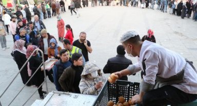 Kahramanmaraş'ta jandarma, günde 7 bin depremzedeye yemek çıkarıyor