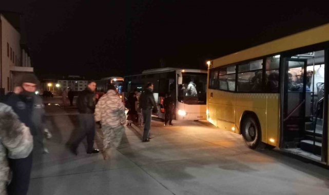 Kahramanmaraş'taki 107 depremzede Türk Silahlı Kuvvetleri'ne ait uçakla İstanbul'a getirildi