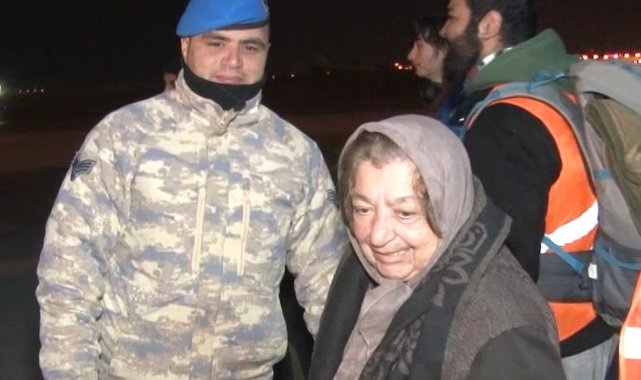 Kahramanmaraş'taki 210 depremzede daha Türk Silahlı Kuvvetleri'ne ait uçakla İstanbul'a getirildi