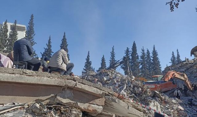 Kahramanmaraş'taki enkazda anneanne, kızı ve torunu için umutlu bekleyiş