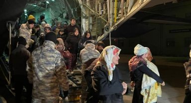 Kahramanmaraş'tan 107 depremzede askeri kargo uçağı ile İstanbul'a getirildi