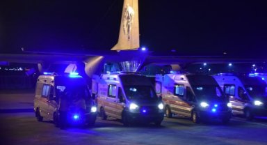 Kahramanmaraş'tan askeri uçakla sevk edilen 54 yaralı, İzmir'e getirildi
