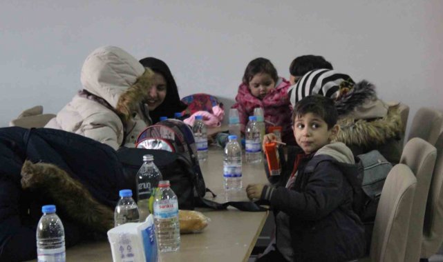 Kahramanmaraş'tan İzmir'e ilk depremzede kafilesi geldi