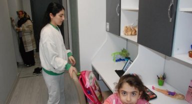 Kaldığı yurda depremzede olarak ailesiyle geldi
