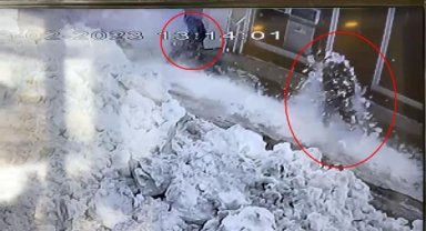 Kaldırımda üzerine kar kütlesi düştü; o anlar kamerada