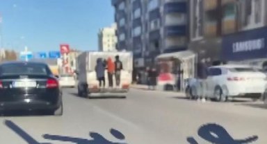 Kamyonetin arkasına asılan çocukların tehlikeli yolcuğu kamerada