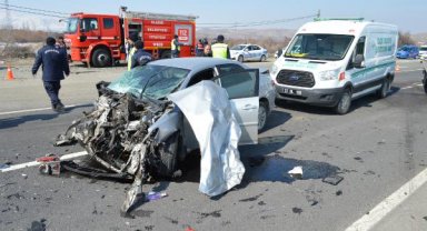 Kamyonetin çarptığı otomobil, karşı şeride geçip araçla çarpıştı: 1 ölü, 4 yaralı