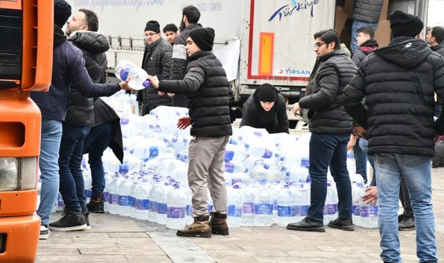 Kamyonlar dolusu su deprem bölgesine gidecek