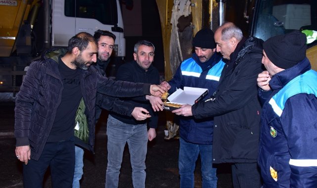 Kar çalışması yapan personele tatlı ikramı