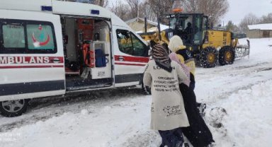 Kar nedeniyle yolu kapanan mahallelerdeki hastaları, ekipler hastaneye ulaştırdı