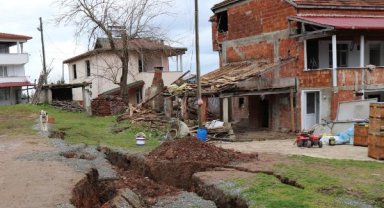 Kar suları heyelanlara neden oldu: 3 ev hasar gördü, 1,5 metrelik yarıklar oluştu