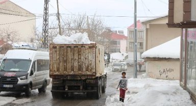 Kar yığınları, kamyonlarla Karlıova dışına taşınıyor