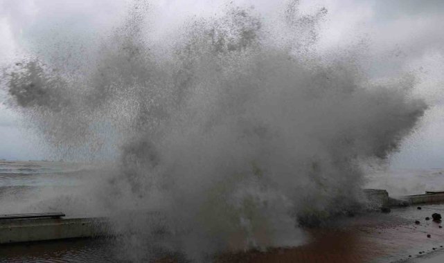 Karadeniz'de dev dalgalar