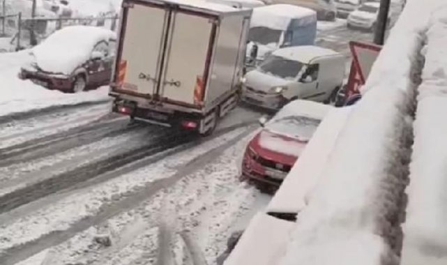 Karda kayan kamyonet hafif ticari araca çarptı; kaza anı kamerada