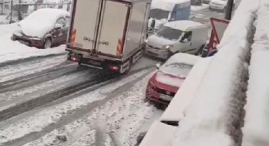 Karda kayan kamyonet hafif ticari araca çarptı; kaza anı kamerada