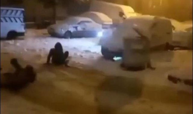Karda poşetle kayan 2 kadına otomobil çarptı