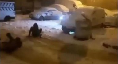 Karda poşetle kayan 2 kadına otomobil çarptı