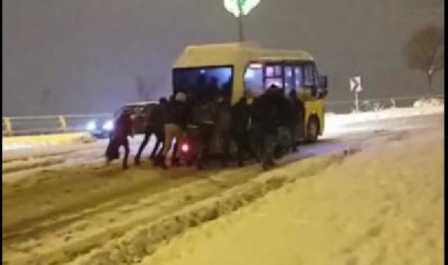 Karda yokuşu çıkamayan minibüsü yolcular itti