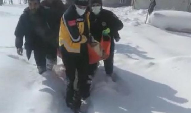 Kardan kapalı 200 metrelik yolu küreklerle açarak tansiyon hastasına ulaştılar