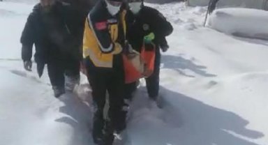 Kardan kapalı 200 metrelik yolu küreklerle açarak tansiyon hastasına ulaştılar
