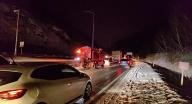 Kardan kapanan Bursa-Ankara kara yolu açıldı, yardım TIR'ları yola çıktı
